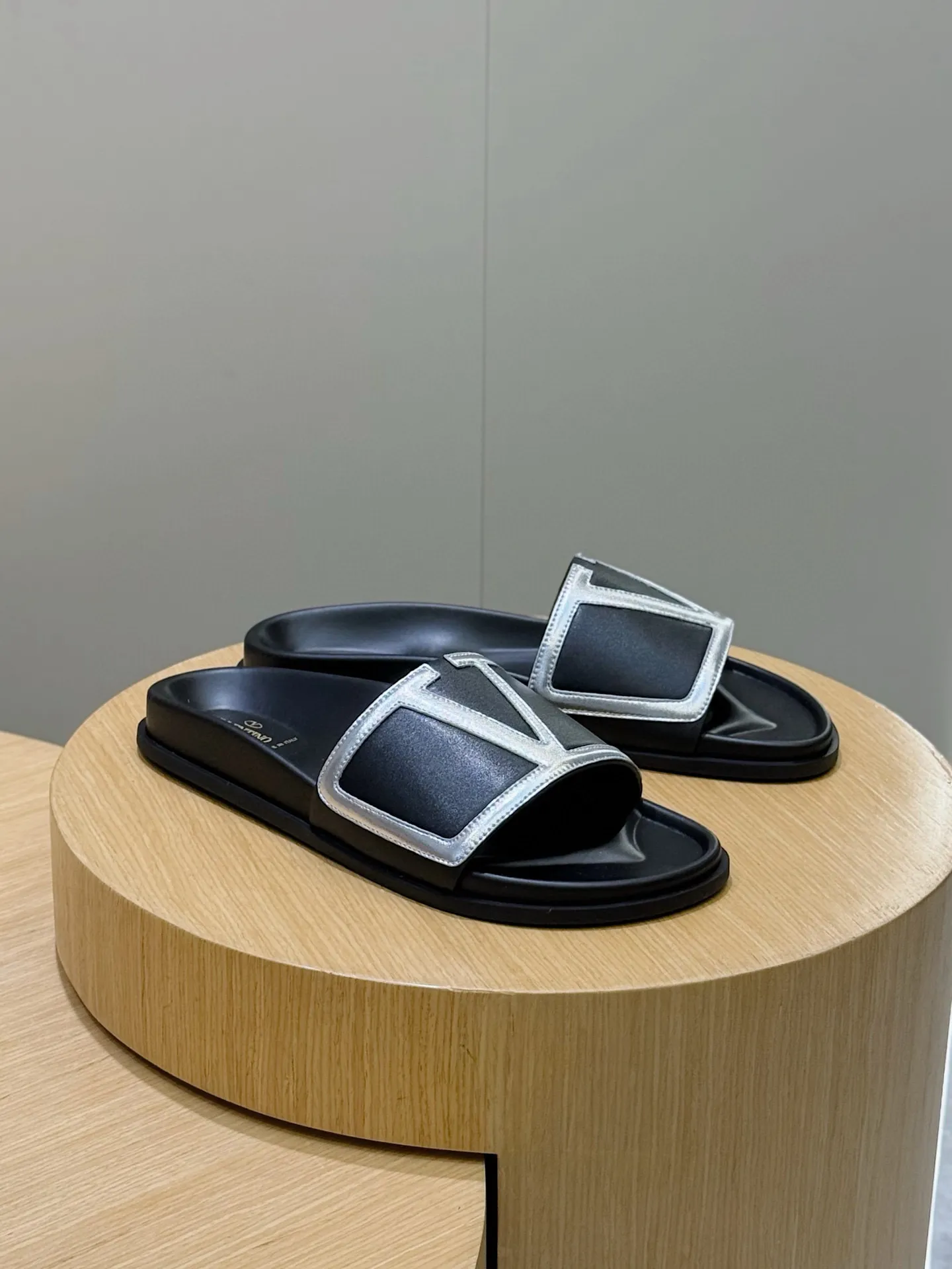 [VALENTINO] Top P: 540💰 Size: 39-44 (customized at 38.45) 🆕2025VLT — Valentino’s latest summer men’s slippers. The use of imported cowhide elements on slippers has been sublimated! It is worthy of recognition both visually and in terms of quality. Excellent quality, comfortable and durable! The embellishment of the perforated V hardware on the toe adds a sense of fashion! Cowhide feet